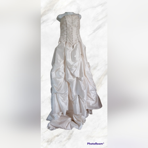 New ivory wedding dress - Picture 1 of 16